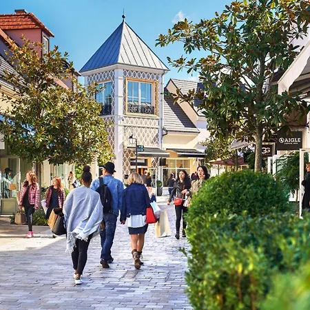 Thanh Ho Entre Disneyland Et Paris-parking Gratuit * Gournay-Sur-Marne