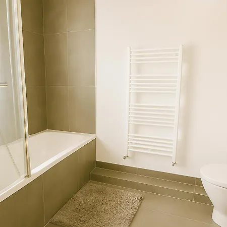 Thanh Ho Entre Disneyland Et Paris-parking Gratuit * Gournay-Sur-Marne